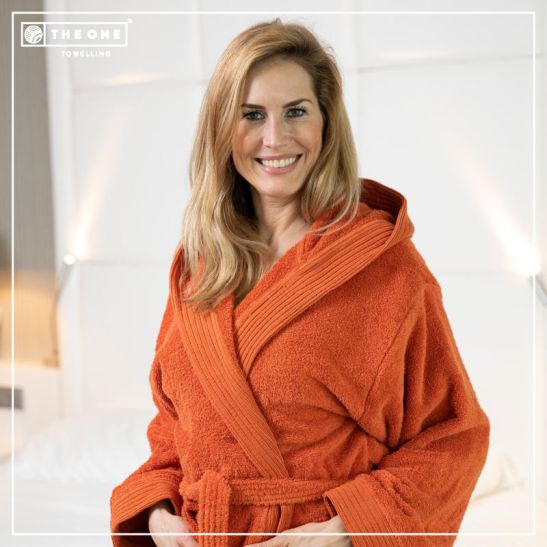 LS_481011_the-one_bathrobe_FRONT_b2009758-6295-4190-b4c1-43544589d49a_web.jpg The One Towelling Bathrobe – Bild 1